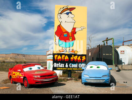 Das schrullige und farbenfrohe Papa Joe’s Rest Stop in Thompson, Utah, begrüßt Reisende mit ausgefallener Kunst, vielseitigen Ausstellungen und Charme am Straßenrand. Stockfoto