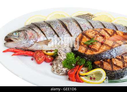 Gegrillte Forellen und Lachs-Steaks mit Gemüse und Austern hautnah Stockfoto