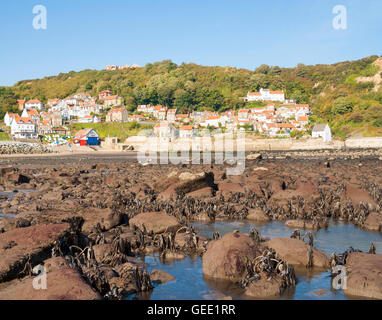 Runswick Bay Village vom Strand bei Ebbe. North Yorkshire, England. UK Stockfoto