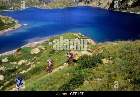 Wanderer im "Estany Obago´, Obago-See, Colomèrs Cirque, Aran-Tal, Aigüestortes und Estany de Sant Maurici Nationalpark Pyrenäen Stockfoto