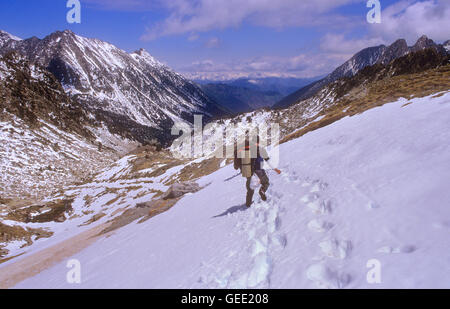 Wanderer im ' Portarró D´Espot´ Espot Pass, gonna "Estany de Sant Maurici´Sant Maurici See, Aigüestortes ich Estany de Sant Maurici Stockfoto