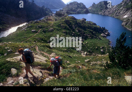 Trekking im Zeitmessung auf der rechten Seite "Estany de Barbs´Barbs See und am linken Èstany de Munyidera´Munyidera See, Aigüestortes ich Esta Stockfoto