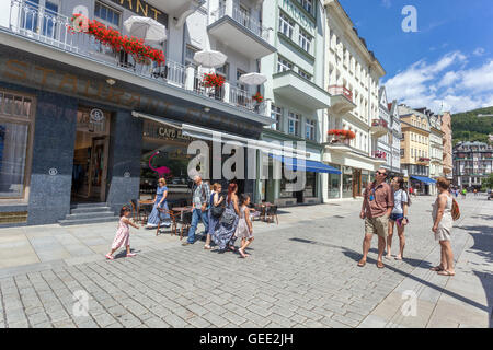 Riverside Walk mit Geschäften, Hotels und Restaurants, Karlovy Vary, Westböhmen, Tschechien Stockfoto