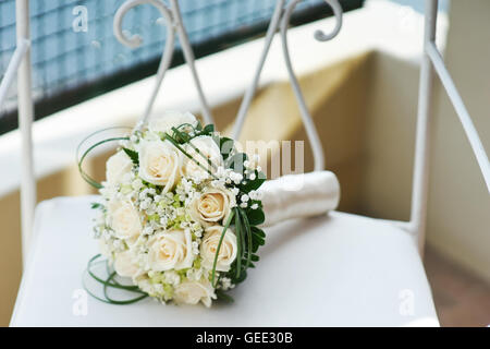Schöne Hochzeitsstrauß Rosen auf einem Stuhl Stockfoto