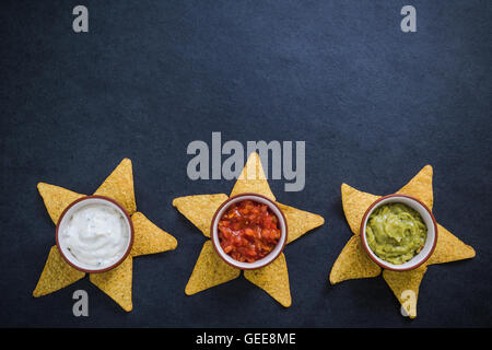 verschiedene Dips und Saucen für Nachos, Lebensmittel-Hintergrund Stockfoto