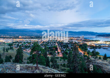 Aerial View von Kelowna, British Columbia, kurz nach Sonnenuntergang auf Knox Mountain, Kanada. Stockfoto