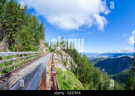 Eine hölzerne Gestell in Myra Canyon, BC, bietet einen Blick auf das Okanagan Tal. Stockfoto