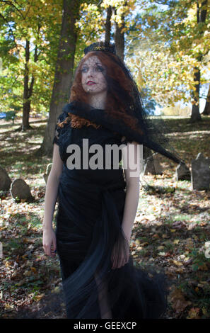 Frau mit schwarzen Schleier im Friedhof Stockfoto
