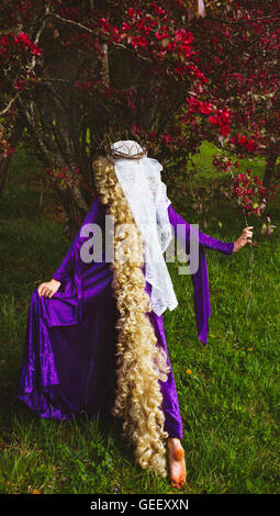 Frau verkleidet als Zeichens Märchen Rapunzel Stockfoto