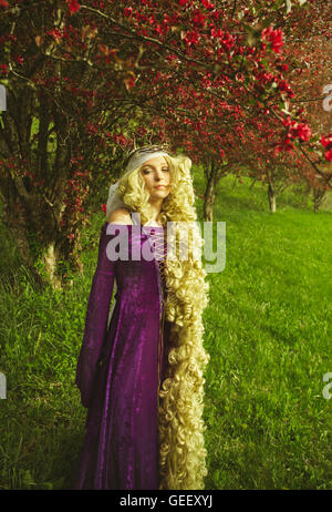 Frau verkleidet als Rapunzel Stockfoto