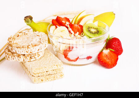 Joghurt mit exotischen Früchten und Getreide auf weißem Hintergrund Stockfoto