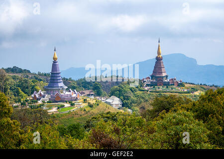 Landschaft mit zwei Pagode auf Inthanon Berg, Chiang Mai, Thailand. Stockfoto