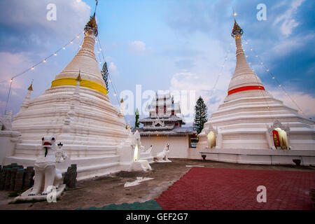Pagode im Sonnenuntergang am Wat Phra, dass Doi Kong Mu, Mae Hong Son, Thailand Stockfoto