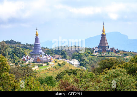 Landschaft mit zwei Pagode auf Inthanon Berg, Chiang Mai, Thailand. Stockfoto