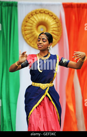 Indische Frau Tänzerin, die Flagge Indiens in den Rücken Stockfoto