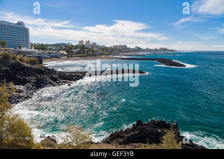 Teneriffa, Spanien - 23. Januar 2016: Perspektivische Ansicht auf Küste und die Strände der Costa Adeje Resort von sonnigen Tag. Stockfoto