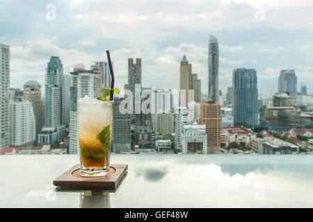 Mojito cocktail am Tisch in der Bar auf der Dachterrasse mit Blick auf die Stadt Bangkok in Bangkok Thailand Punkt. Schöne Dachterrasse mit Bar in Bangkok. Stockfoto