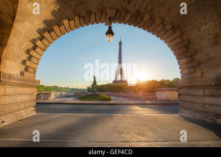 Eiffelturm in Paris vom Fluss Seine Morgen. Paris, Frankreich. Eiffelturm ist Eisen Gittermast auf dem Champ de Mars in Stockfoto