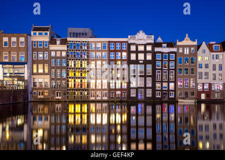 Herrliche Aussicht auf Niederlande Tradition beherbergt in der Nacht in Amsterdam, Niederlande. Stockfoto
