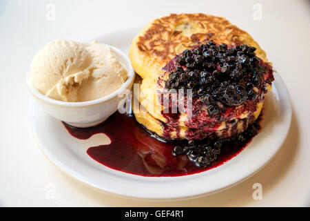 Frisch hausgemachte Desserts Pfannkuchen mit Vanille Eis und Heidelbeer Topping auf Pfannkuchen. Stockfoto
