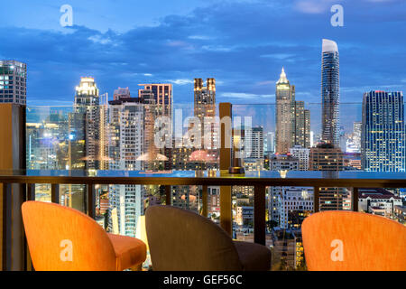 Bangkok Skyline Blick zeigen von Bar auf der Dachterrasse in Bangkok, Thailand. Schöne Dachterrasse mit Bar in Bangkok. Stockfoto