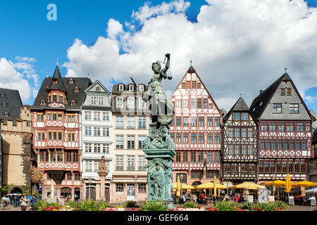 Bild von Frankfurt am Main, Deutschland - alte Stadt quadratische Romerberg mit Justitia Statue in Frankfurt am Main, Deutschland. Frankfurt ist das größte cit Stockfoto
