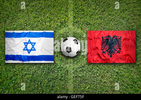 Israel vs. Albanien Fahnen auf grüne Fußballplatz Stockfoto