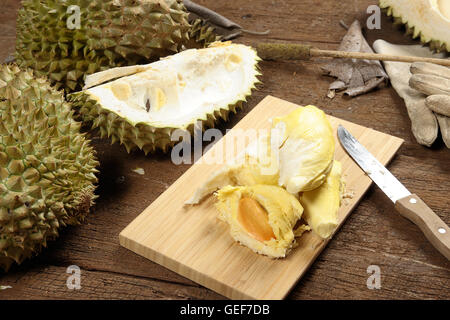 Peeling-Thai Durian auf Holztisch Stockfoto