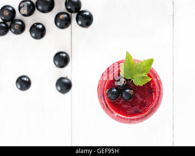 Köstliche schwarze Johannisbeere Smoothie mit frischen Beeren Stockfoto