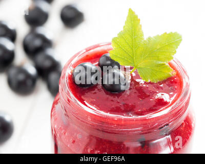 Köstliche schwarze Johannisbeere Smoothie mit frischen Beeren Stockfoto