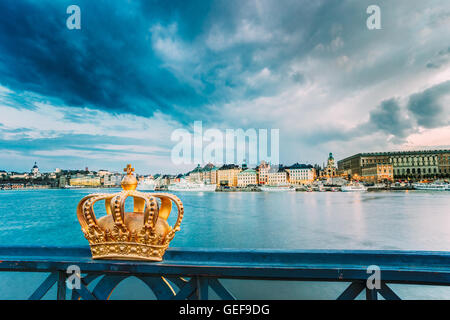 Skeppsholmsbron - Skeppsholm Brücke mit seiner berühmten goldenen Krone In Stockholm, Schweden. Scandinavia Reisen Stockfoto