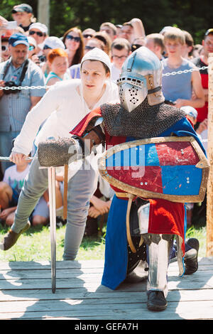 Ethnologisches, Belarus - July19, 2014: Denkmalpflege der ritterlichen Kämpfe auf der mittelalterlichen Kultur festival Stockfoto