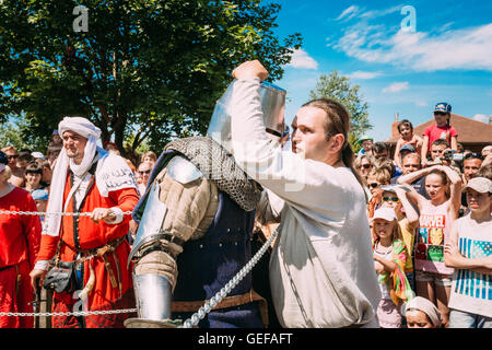 Ethnologisches, Belarus - July19, 2014: Denkmalpflege der ritterlichen Kämpfe auf der mittelalterlichen Kultur festival Stockfoto