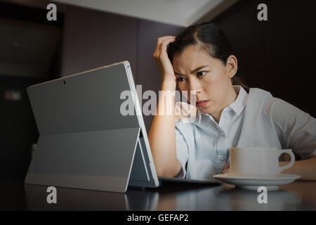 Frustriert Geschäftsfrau mit Kopfschmerzen Hand Kopf halten stören während der Arbeit, sitzen mit tablet-Laptop-Computer, arbeiten Scheitern Stockfoto
