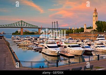 Geographie / Reisen, Kanada, Quebec, Montreal, Clock Tower, Pont Jacques-Cartier und Yacht Club Montreal Marina in Old Montreal und der alte Hafen bei Sonnenuntergang, St.-Lorenz-Strom, Mont Stockfoto