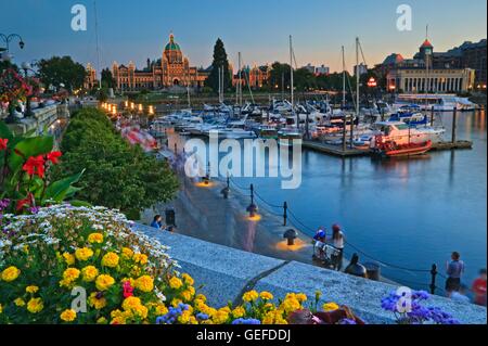 Geographie / Reisen, Kanada, British Columbia, Victoria, Victoria Inner Harbor in der Abenddämmerung, die Regierung Parlament Gebäude beleuchtet und frischen Frühling Blumen im Vordergrund, Victoria, Vancouver Island, Stockfoto