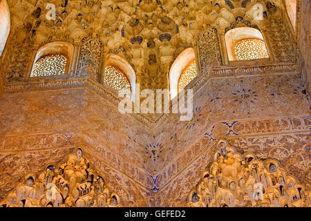Geographie/Reisen, Spanien, Andalusien, Granada, aufwendigen Schnitzereien an der Decke und Torbogen in der Halle der Abencerrajes (Sala de Abencerrajes), das königliche Haus (Casa Real), die Alhambra (Alhambra), von der UNESCO zum Weltkulturerbe, die Stadt von Granada, Granada, Andalusien, Spanien (Andalusien), No-Exclusive - Verwenden Sie Stockfoto