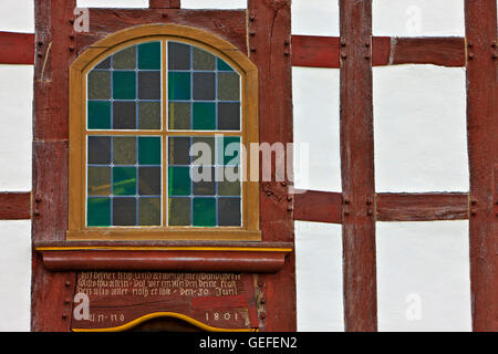 Geographie/Reisen, Deutschland, Hessen, Neu-Anspach, Glasfenster über dem Eingang befindet sich eine kleine Kirche (Kirche aus Ederbringhausen) auf der Anzeige im Park (Freilichtmuseum), Neu-Anspach, Hessen, Europa., No-Exclusive - Verwenden Sie Stockfoto