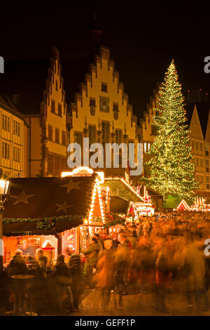 Geographie/Reisen, Deutschland, Hessen, Frankfurt am Main, Christkindlmarkt (Weihnachtsmarkt) Verkaufsstände Vor dem Römer in Rathaus (Rathaus) in der Römerberg (Rathausplatz) in der Nacht in der Stadt Frankfurt am Main, No-Exclusive - Verwenden Sie Stockfoto