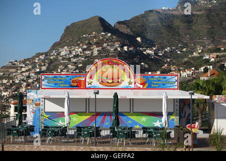 Cabo Girão an der Südküste von Madeira im Atlantischen Ozean. Die Aussicht ist von Miradouro (Aussichtspunkt) Do Cabo Girão. Stockfoto