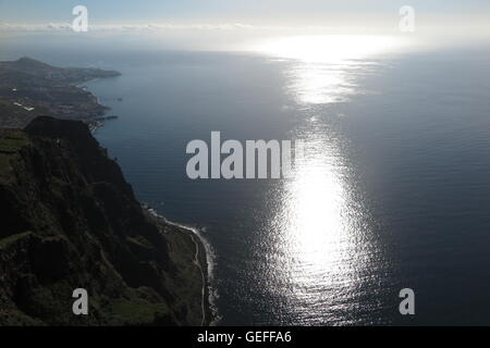 Cabo Girão an der Südküste von Madeira im Atlantischen Ozean. Die Aussicht ist von Miradouro (Aussichtspunkt) Do Cabo Girão. Stockfoto