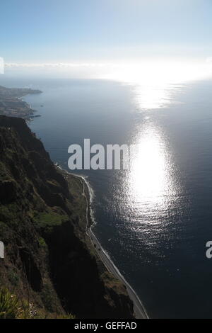 Cabo Girão an der Südküste von Madeira im Atlantischen Ozean. Der Blick nach unten ist von Miradouro (Aussichtspunkt) Do Cabo Girão. Stockfoto