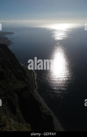 Cabo Girão an der Südküste von Madeira im Atlantischen Ozean. Der Blick nach unten ist von Miradouro (Aussichtspunkt) Do Cabo Girão. Stockfoto