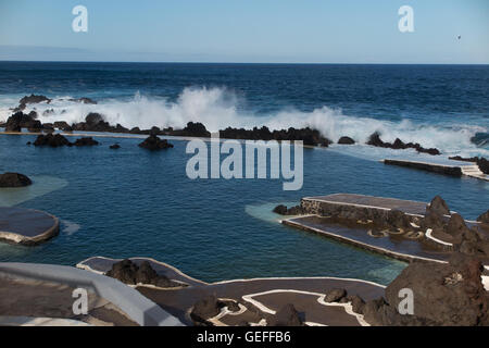 Natürliches Salzwasser Schwimmbad gebildet in den vulkanischen Felsen in Porto Moniz auf der nordwestlichen Ecke der Insel Madeira Stockfoto