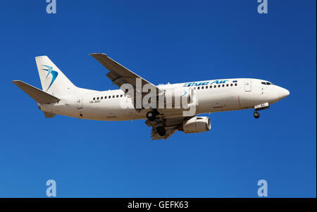 Ein Blue Air Boeing 737-300 nähert sich zum Flughafen El Prat in Barcelona, Spanien. Stockfoto