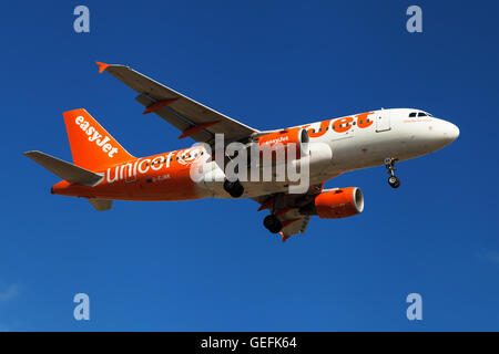 Ein Easyjet Airbus A319-100 tragen Unicef Sonderlackierung nähert sich zum Flughafen El Prat in Barcelona, Spanien. Stockfoto