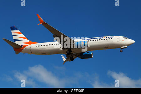 Eine Sunwing Smartwings Boeing 737-8DC nähert sich zum Flughafen El Prat in Barcelona, Spanien. Stockfoto