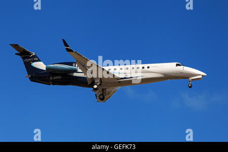 Ein Air Hamburg Embraer EMB-135BJ Legacy 650 nähert sich zum Flughafen El Prat in Barcelona, Spanien. Stockfoto