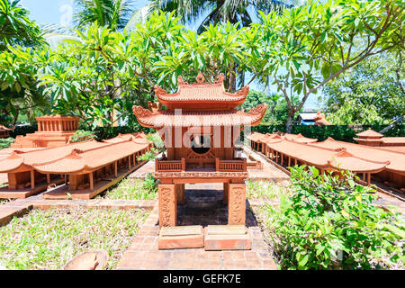 Modell der ältesten Universität von Vietnam aus Steingut gefertigt und am Thanh Ha Steingut Dorf, eine Stadt Hoi angezeigt Stockfoto