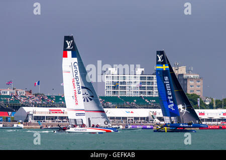 PORTSMOUTH, UK:, 22. Juli 2016 Team Groupama Rennen gegen das Team Artemis am 1. Tag in Portsmouth. Stockfoto